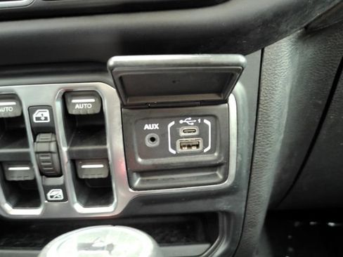 Used 2019 Jeep Wrangler Unlimited Sahara AWD/4WD image 43
