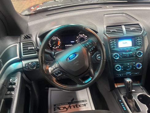 Used 2017 Ford Explorer XLT AWD/4WD image 3
