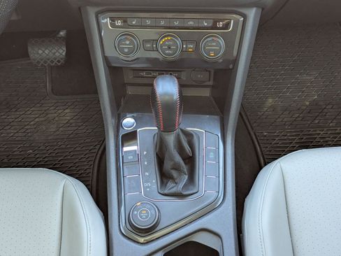 Used 2019 Volkswagen Tiguan SE w/ Panoramic Sunroof Package image 19