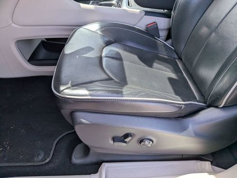 Used 2024 Chrysler Pacifica Limited image 13