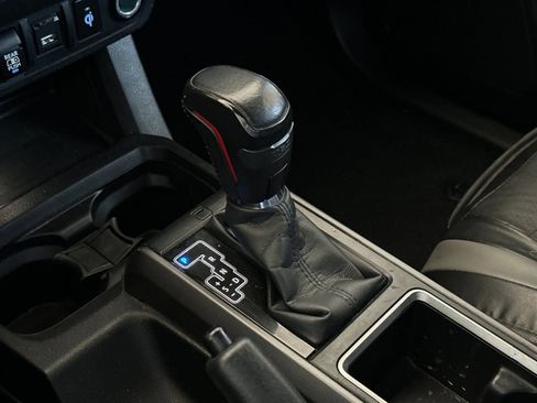 Used 2022 Toyota Tacoma TRD Sport w/ Technology Package image 18