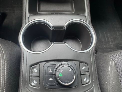 Used 2022 GMC Terrain SLE image 23