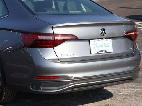 Used 2024 Volkswagen Jetta SE image 8