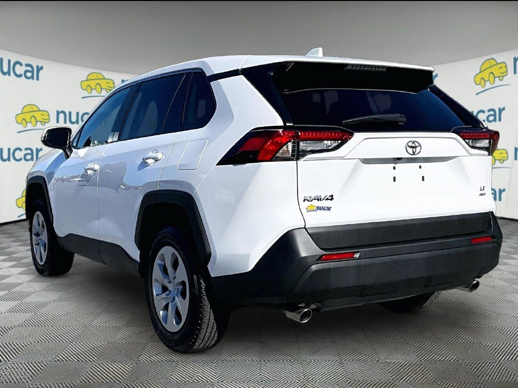 Used 2024 Toyota RAV4 LE AWD/4WD image 4