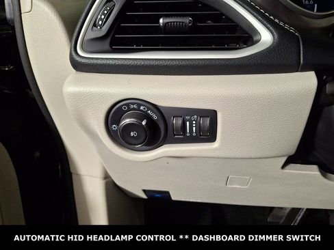 Used 2023 Chrysler Pacifica Touring-L image 15