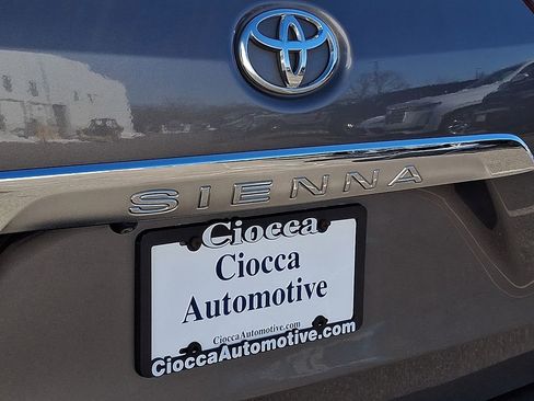 Used 2017 Toyota Sienna Limited image 34