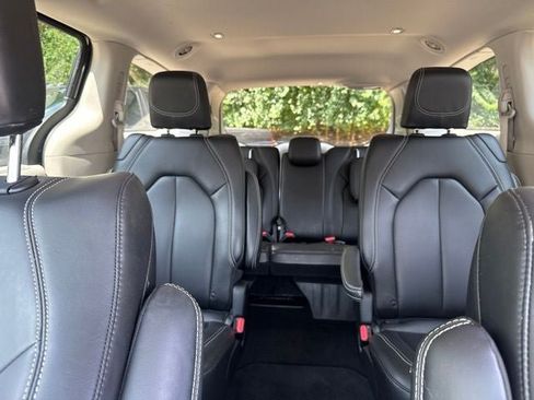 Used 2023 Chrysler Pacifica Touring-L AWD/4WD image 16
