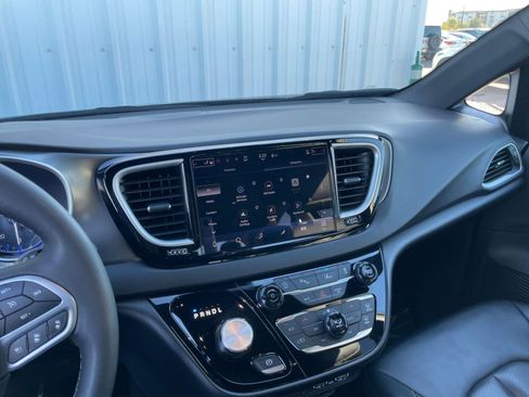 Used 2025 Chrysler Pacifica Select image 22