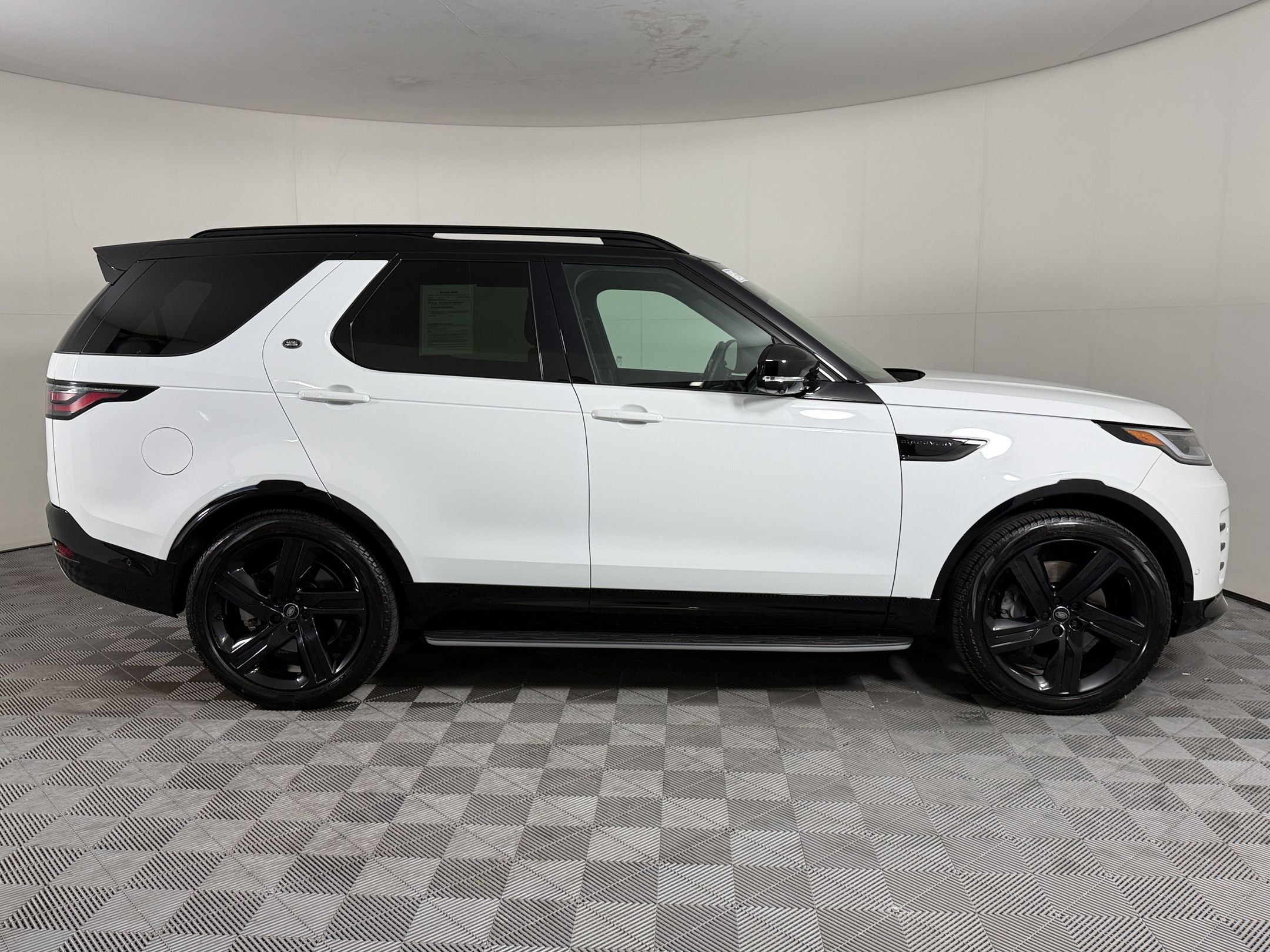 Used 2025 Land Rover Discovery Dynamic SE AWD/4WD image 8