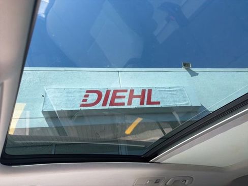 Used 2018 Volkswagen Tiguan SEL FWD image 46