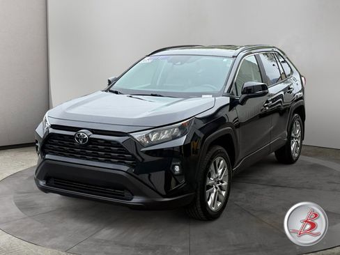 Used 2020 Toyota RAV4 XLE Premium image 3