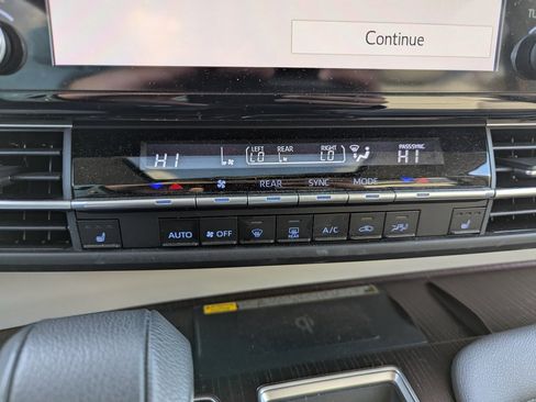 Used 2024 Toyota Sienna XLE image 25