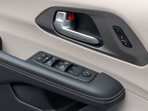 Used 2024 Chrysler Pacifica Touring-L image 13