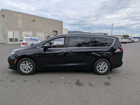 Used 2017 Chrysler Pacifica Touring image 8