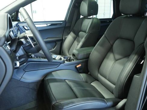 Certified 2025 Porsche Macan AWD/4WD image 5