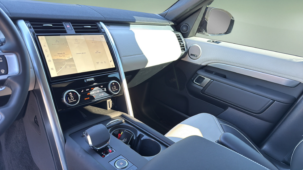 Used 2024 Land Rover Discovery Dynamic SE AWD/4WD image 39