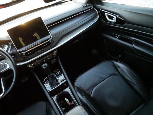 Used 2022 Jeep Compass Limited image 11