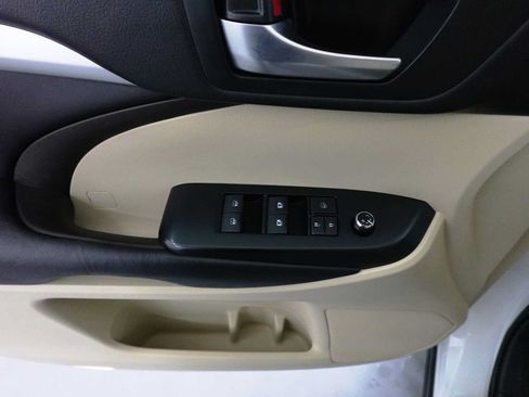 Used 2018 Toyota Highlander XLE AWD/4WD image 11