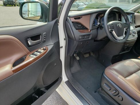 Used 2019 Toyota Sienna Limited Premium image 8