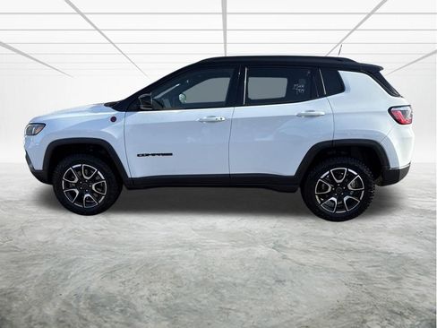 Used 2025 Jeep Compass Trailhawk AWD/4WD image 2