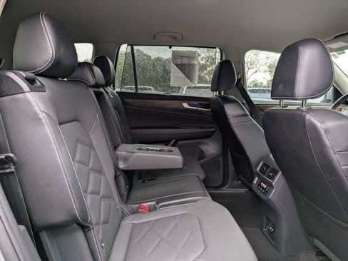 Used 2024 Volkswagen Atlas SE image 30