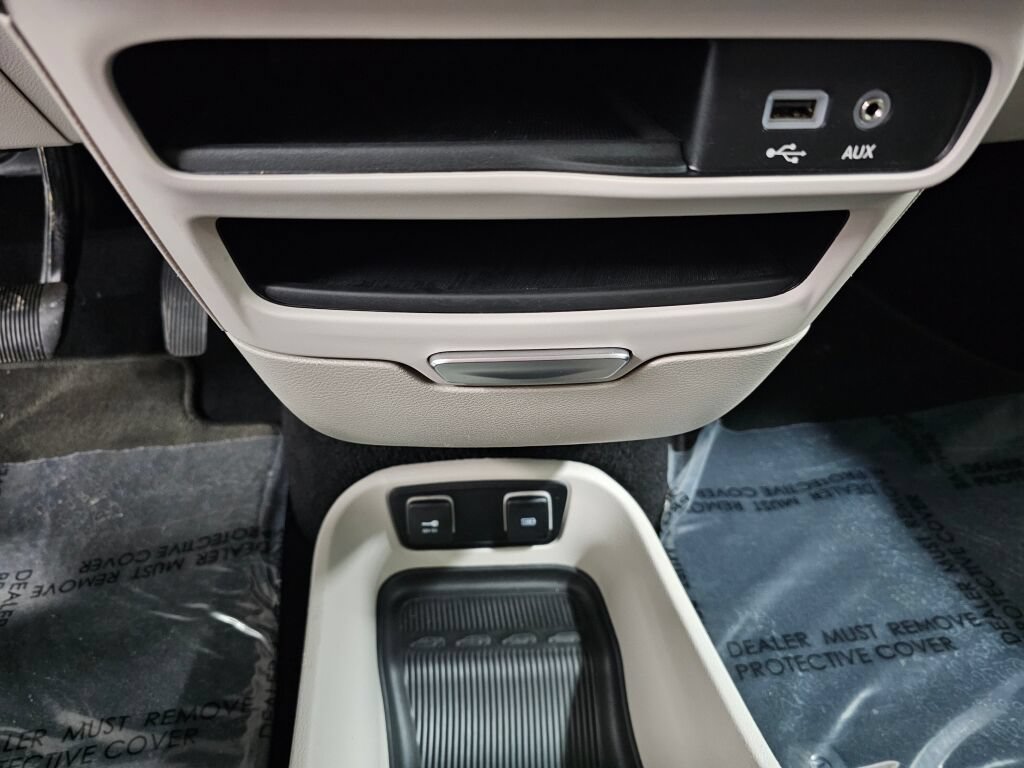 Used 2020 Chrysler Pacifica Touring-L FWD image 24