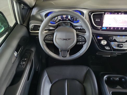 New 2026 Chrysler Pacifica Select FWD image 13