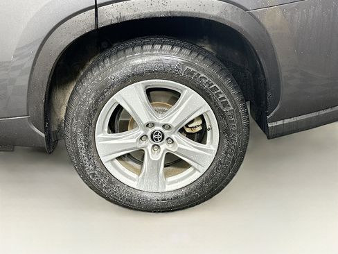 Used 2021 Toyota Highlander L image 11