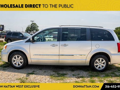Used 2012 Chrysler Town & Country Touring w/ Entertainment Group #1 FWD image 2