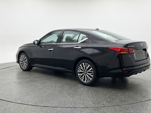 Used 2025 Nissan Altima 2.5 SV image 6