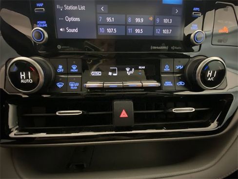 Used 2022 Toyota Highlander XLE image 19