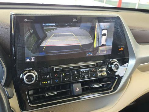 Certified 2021 Toyota Highlander Platinum FWD image 19