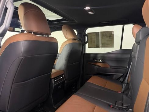 Used 2025 Lexus GX 550 w/ Accessory Package (2T) AWD/4WD image 20