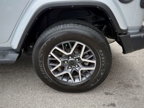 Used 2024 Jeep Wrangler Unlimited Sahara AWD/4WD image 17