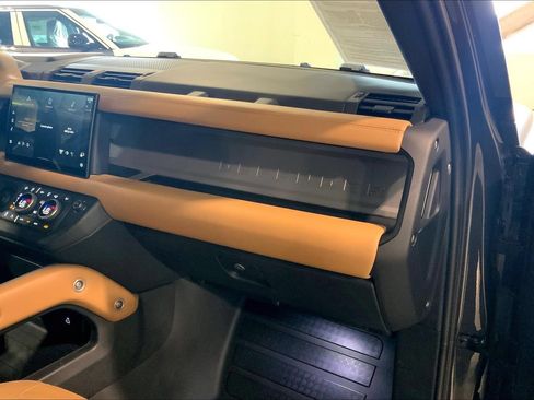 Certified 2025 Land Rover Defender 110 V8 AWD/4WD image 18