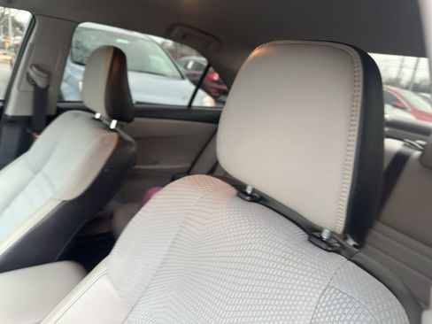 Used 2016 Toyota Camry SE image 11