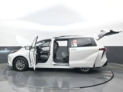 Used 2026 Toyota Sienna XLE FWD image 33