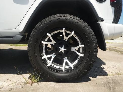 Used 2018 Jeep Wrangler Unlimited Sahara AWD/4WD image 21