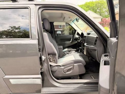 Used 2010 Jeep Liberty Sport image 23
