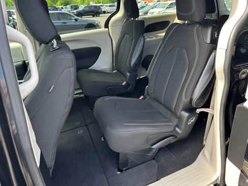 Used 2022 Chrysler Voyager LX FWD image 16