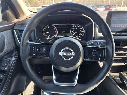 Used 2023 Nissan Rogue SV image 9