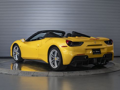 Used 2018 Ferrari 488 Spider RWD image 9