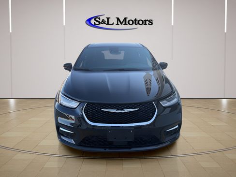 Used 2025 Chrysler Pacifica Select AWD/4WD image 2