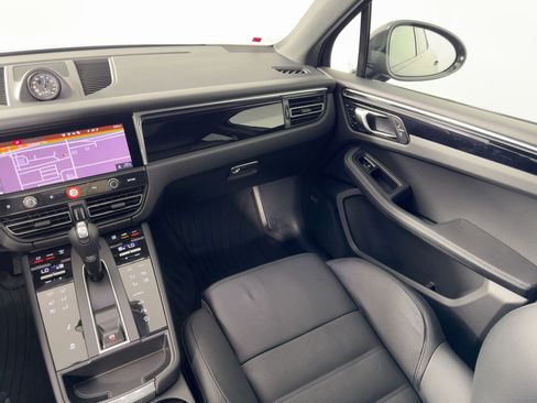 Certified 2025 Porsche Macan image 28