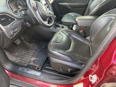 Used 2019 Jeep Cherokee Limited image 3