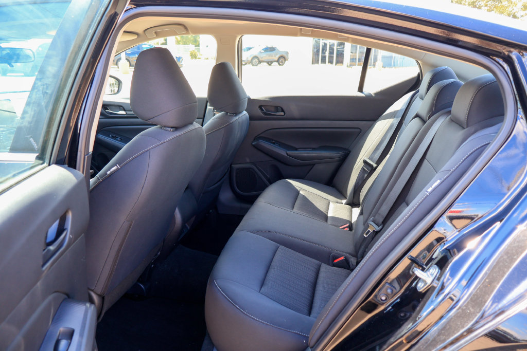 Used 2025 Nissan Altima 2.5 SV FWD image 9