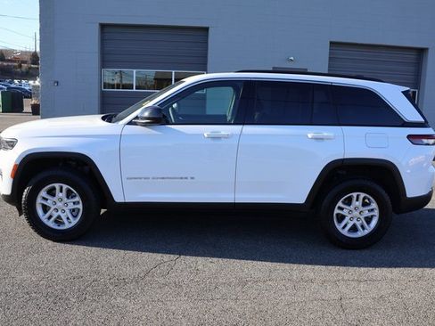Used 2024 Jeep Grand Cherokee Laredo image 5