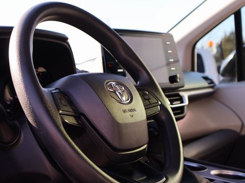 Used 2024 Toyota Sienna LE image 23