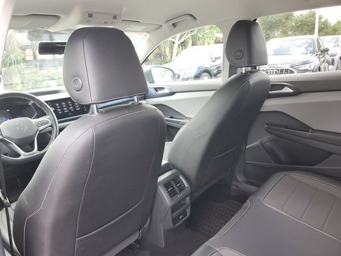 Certified 2022 Volkswagen Taos SE FWD image 17