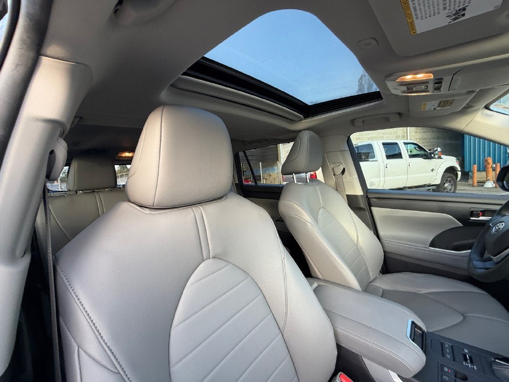 Used 2023 Toyota Highlander XLE AWD/4WD image 27